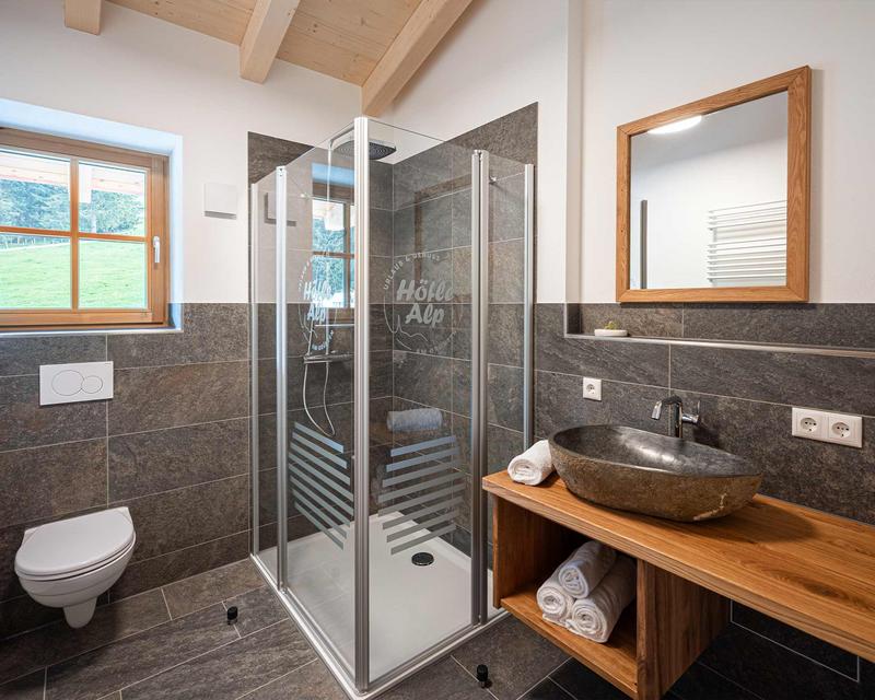 Hochwertiges helles Badezimmer